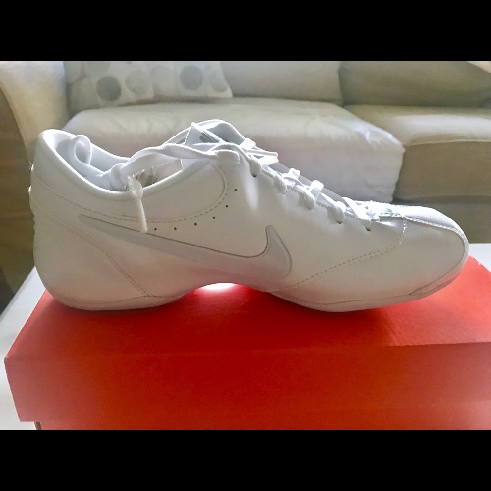 NIKE CHEER UNITE SIZE 7 (583145) NIB!